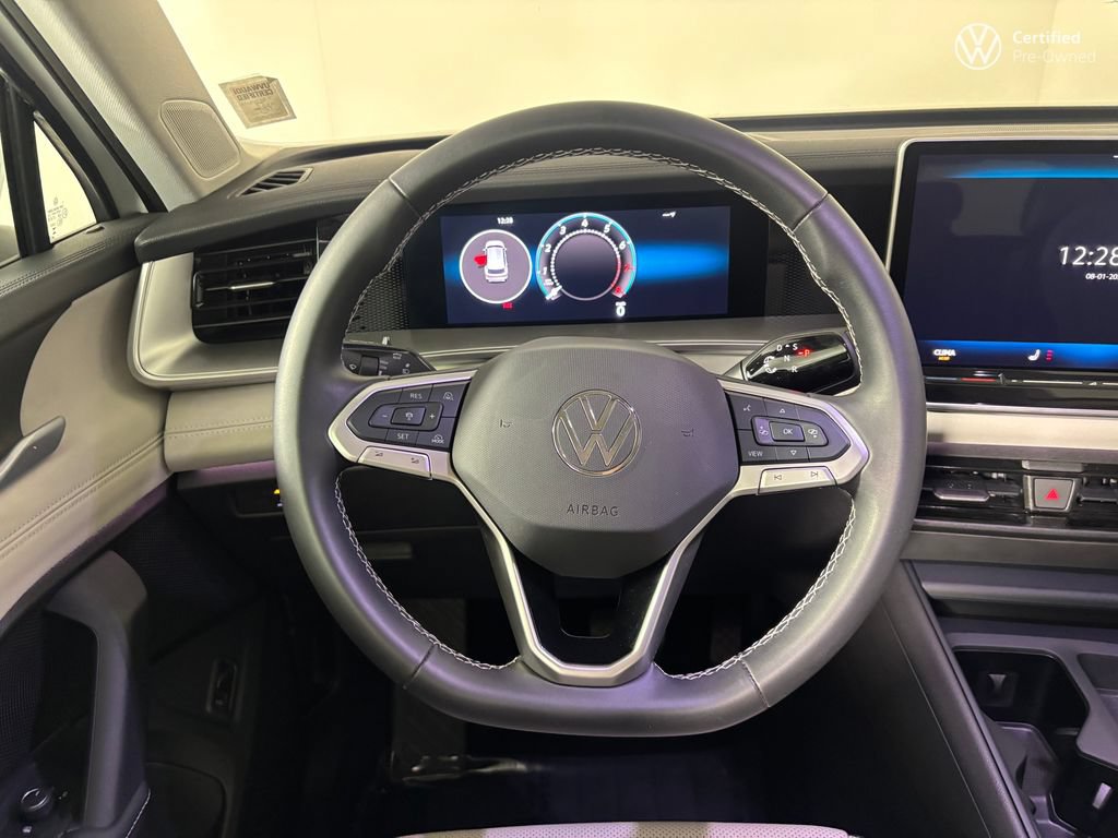 Used 2025 Volkswagen Tiguan SE AWD/4WD image 18