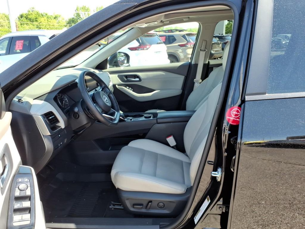 Certified 2023 Nissan Rogue SV w/ SV Premium B Package AWD/4WD image 4