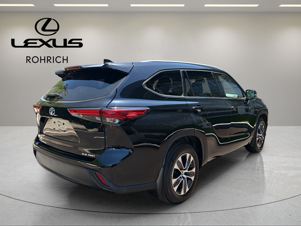 Used 2022 Toyota Highlander XLE AWD/4WD image 6