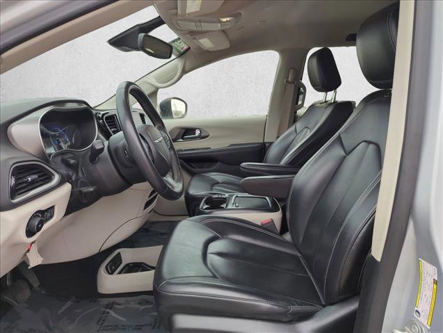 Used 2023 Chrysler Pacifica Touring-L FWD image 16