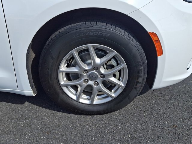 Used 2024 Chrysler Pacifica Touring-L image 8