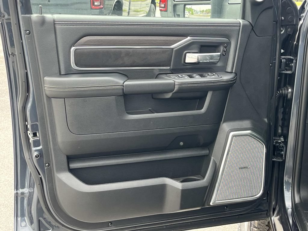 New 2026 RAM 2500 Laramie AWD/4WD image 18