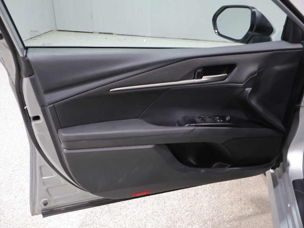 Used 2025 Toyota Camry LE image 12
