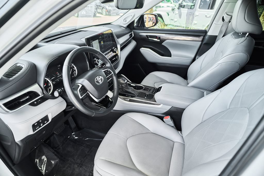 Used 2022 Toyota Highlander Platinum FWD image 2