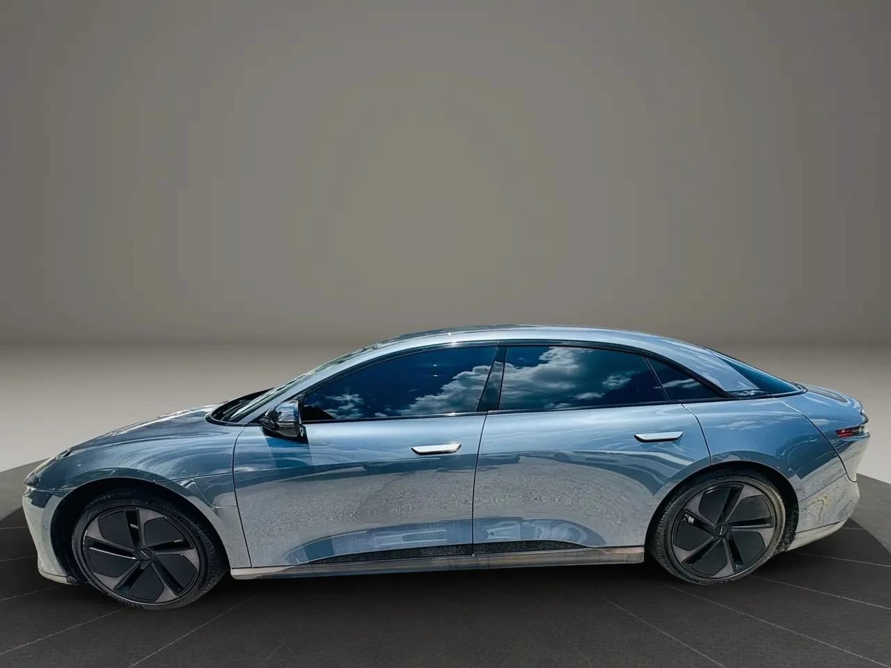 Used 2024 Lucid Air Pure RWD image 2