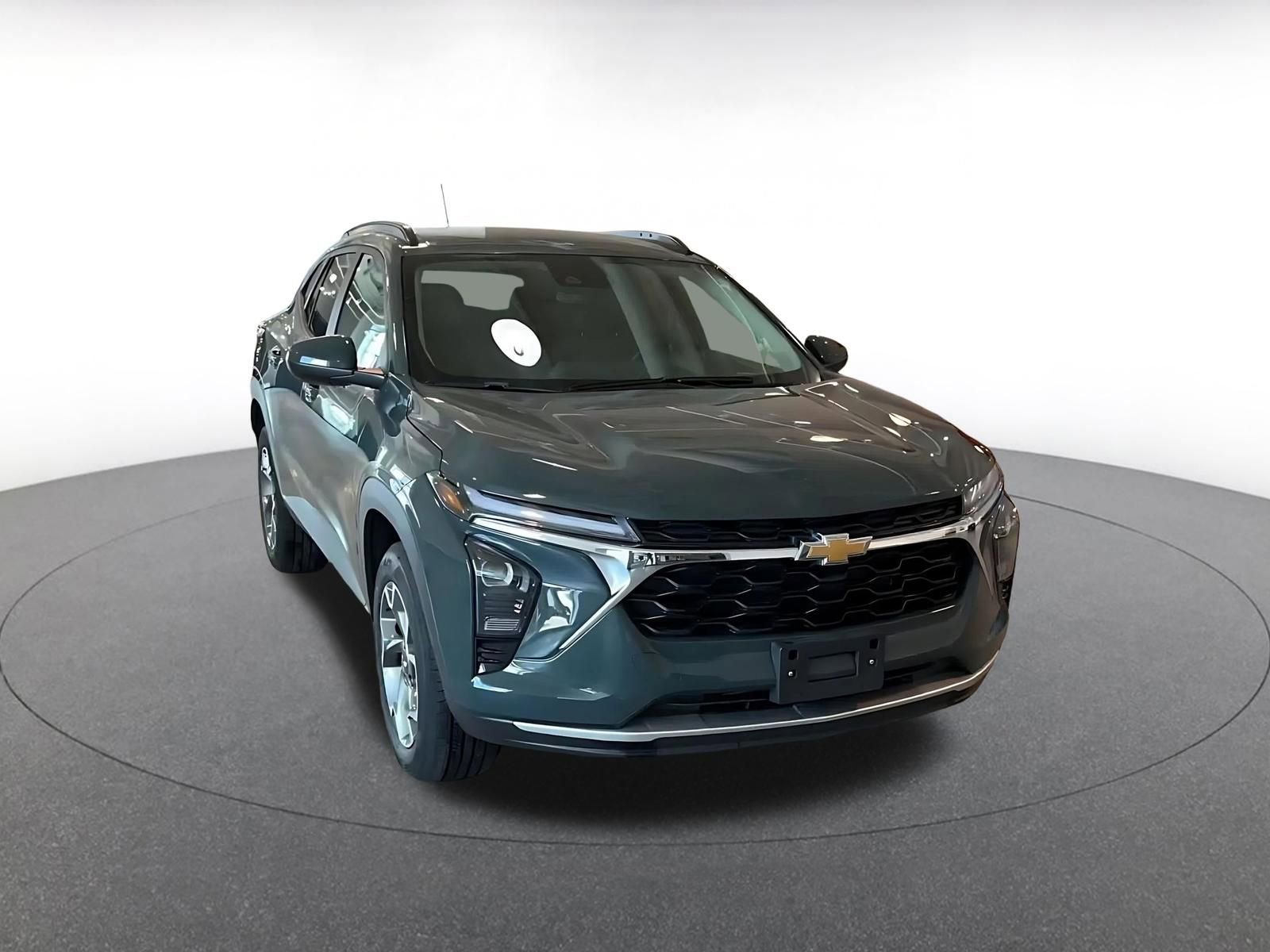 Used 2025 Chevrolet Trax LT w/ LT Convenience Package image 3
