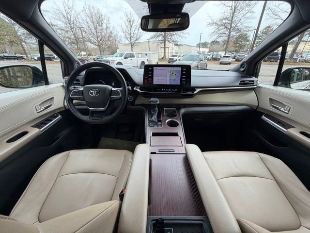 Used 2021 Toyota Sienna XLE image 9