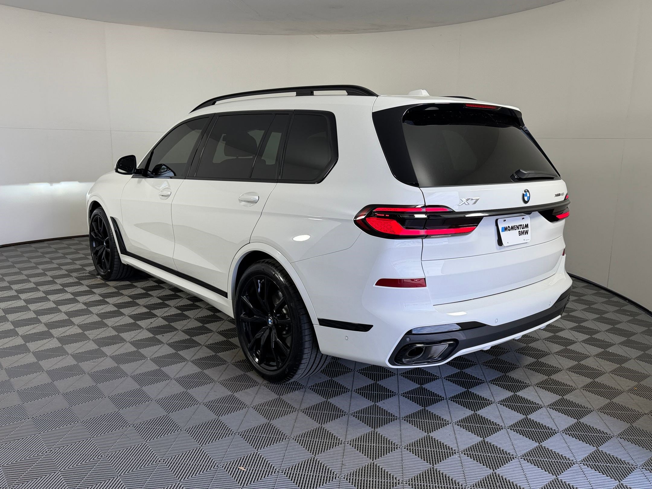 Used 2026 BMW X7 xDrive40i w/ M Sport Package image 3