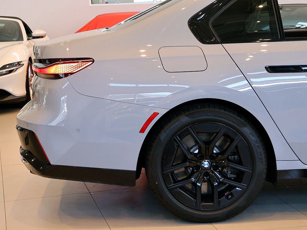 Used 2024 BMW 760i xDrive w/ Premium Package 2 image 24