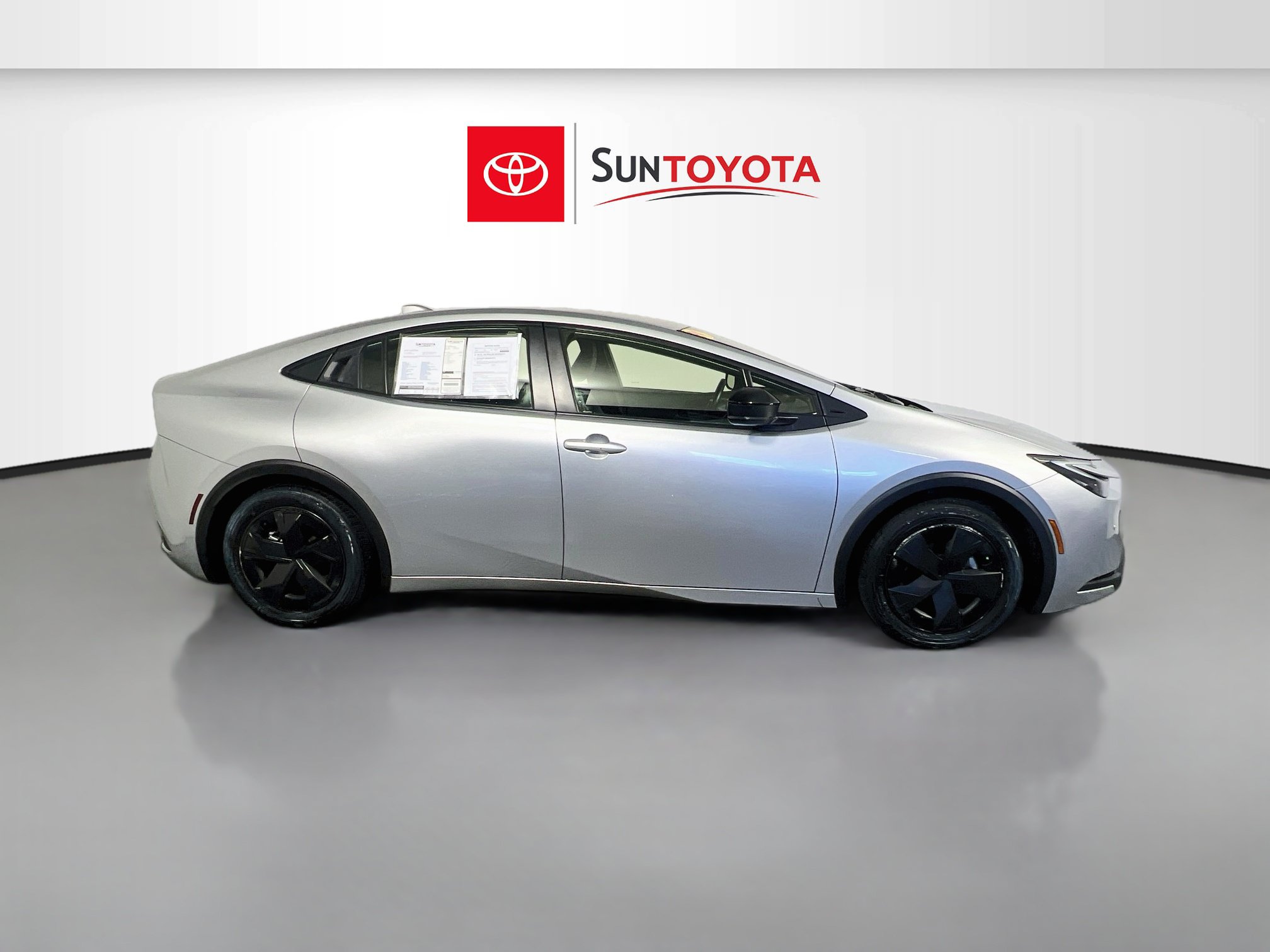 Used 2024 Toyota Prius LE FWD image 2