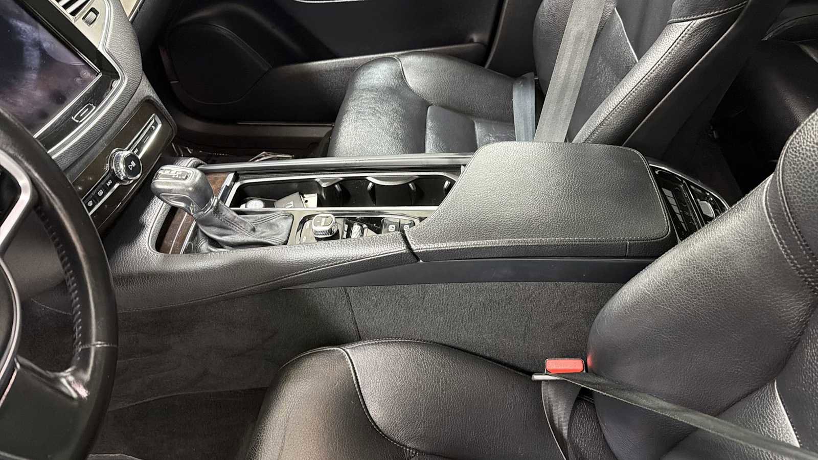 Used 2017 Volvo XC90 T6 Momentum w/ Vision Package image 23