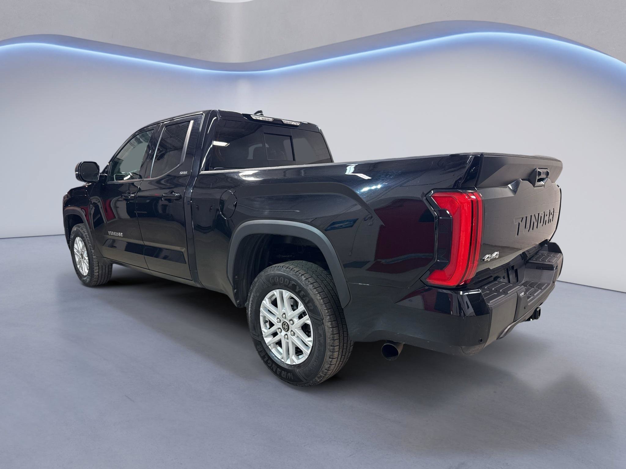 Used 2022 Toyota Tundra SR5 w/ SR5 Premium Package AWD/4WD image 5