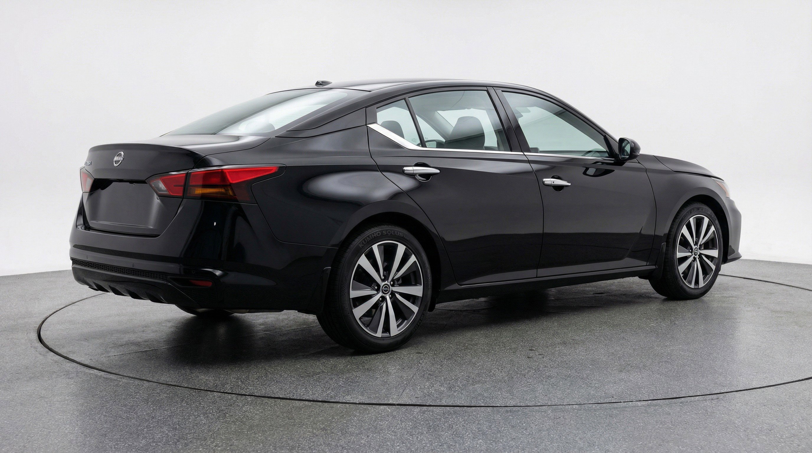 Used 2025 Nissan Altima 2.5 SV image 9