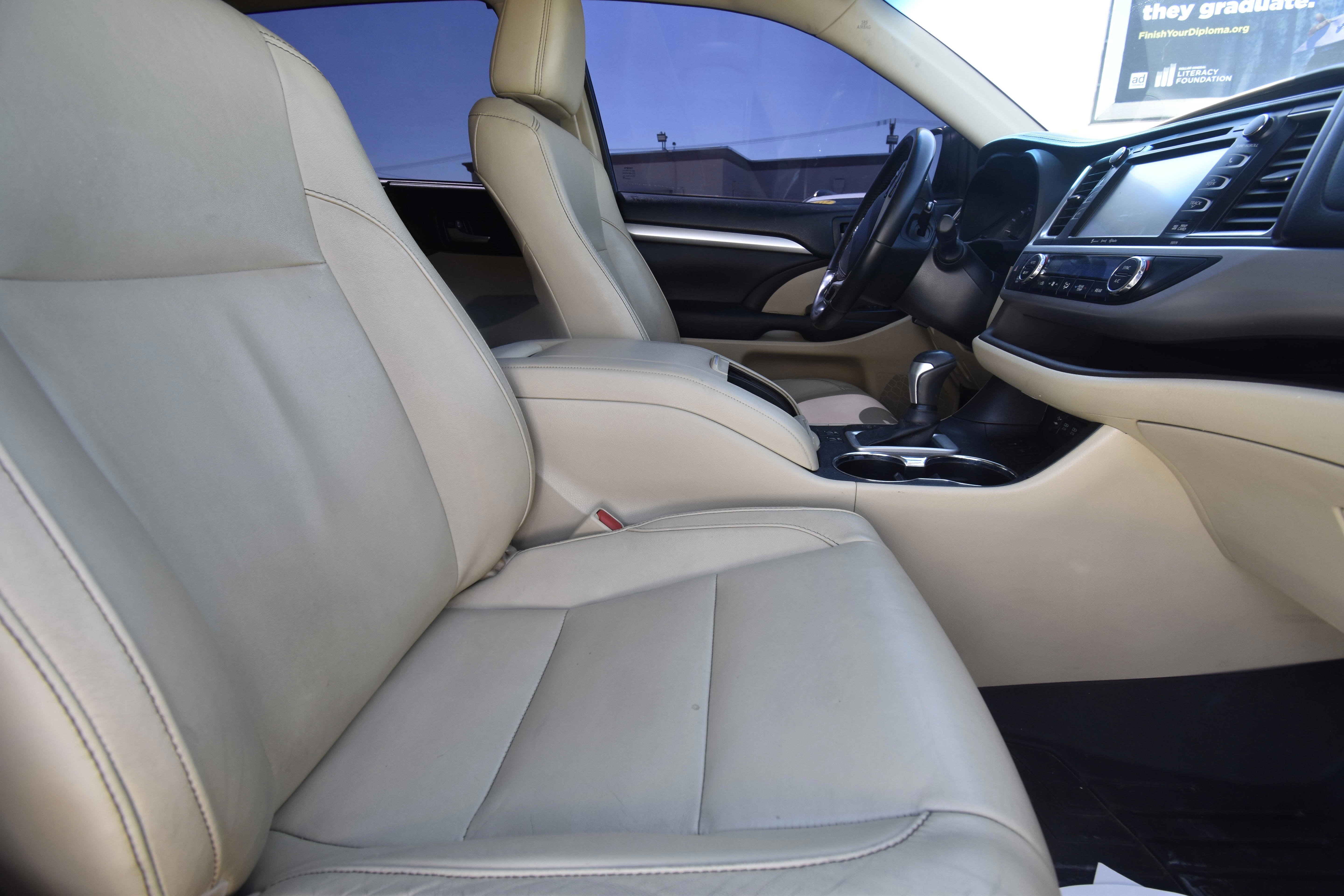 Used 2017 Toyota Highlander XLE FWD image 2