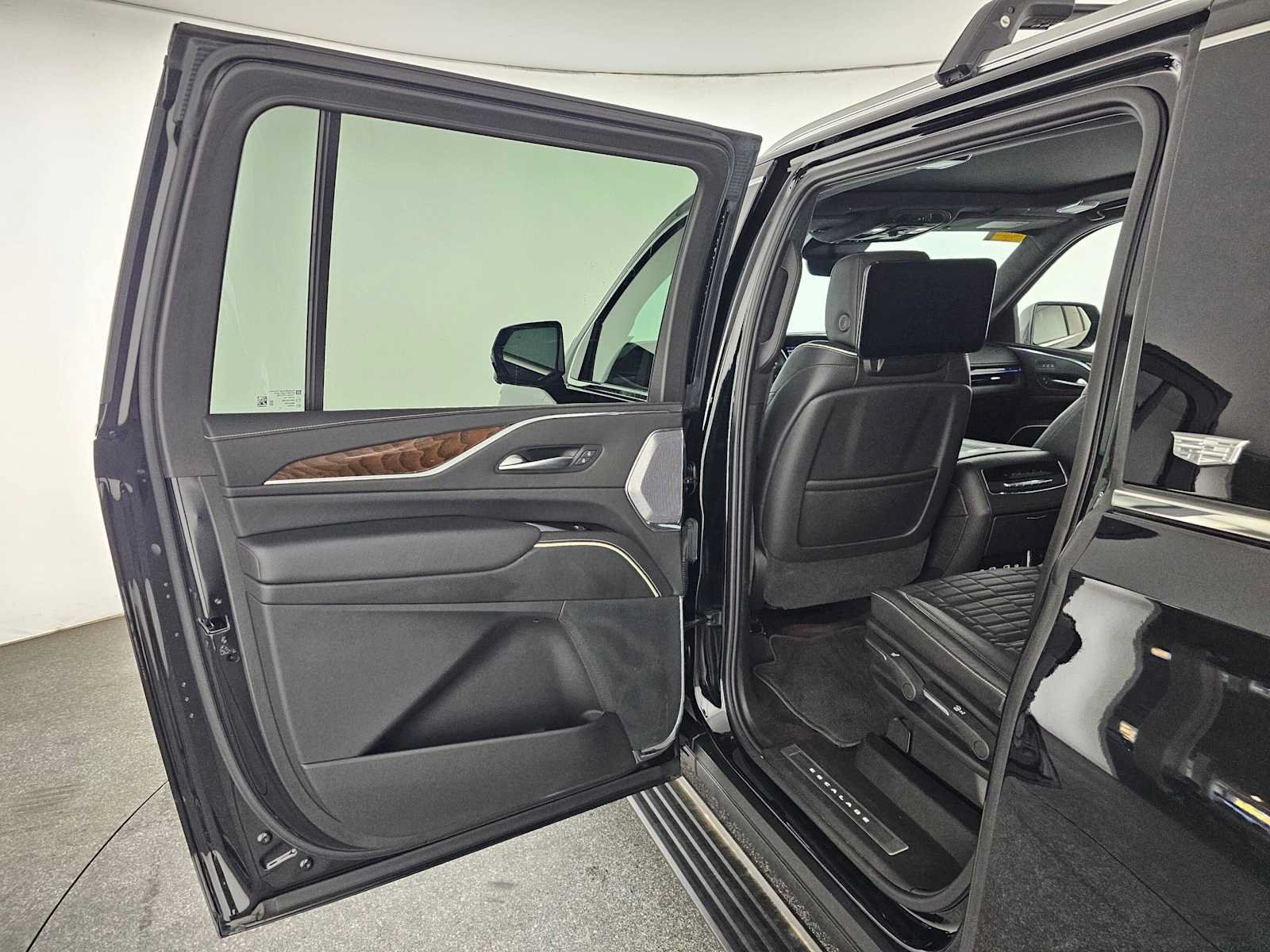 Used 2024 Cadillac Escalade ESV Premium Luxury Platinum AWD/4WD image 18