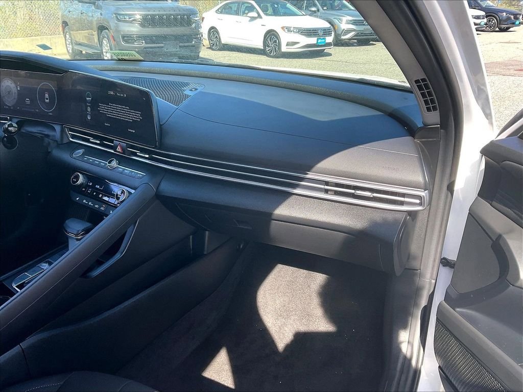 Used 2025 Hyundai Elantra SEL FWD image 13
