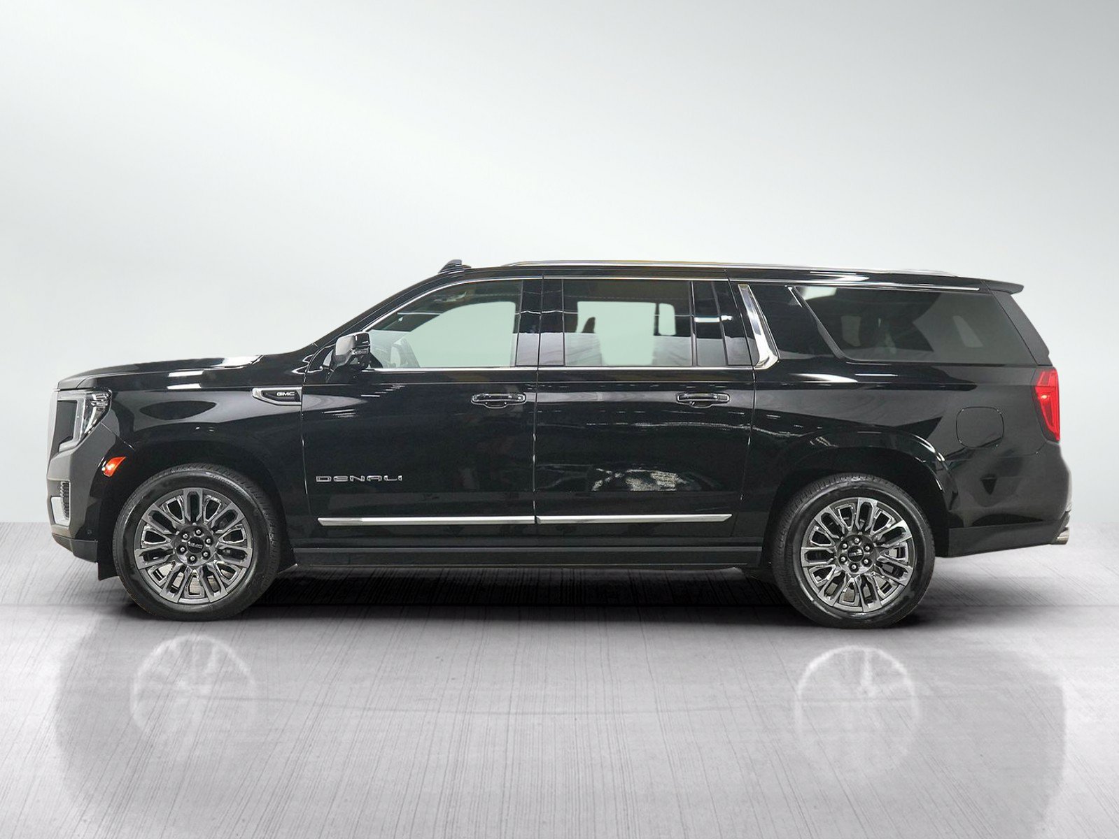 Used 2023 GMC Yukon XL Denali w/ Advanced Technology Package AWD/4WD image 2