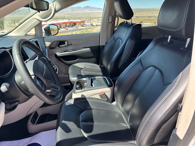 Used 2023 Chrysler Pacifica Touring-L image 9