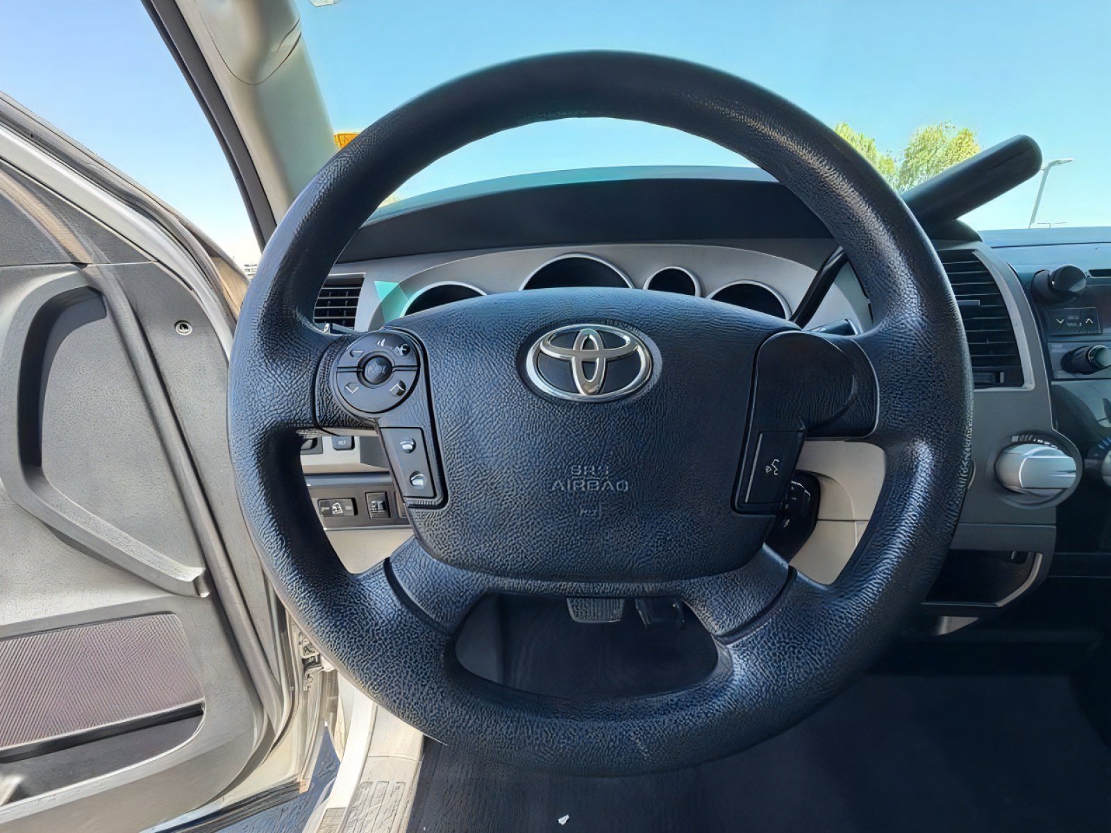 Used 2013 Toyota Tundra 4x4 CrewMax w/ Tow Pkg image 19