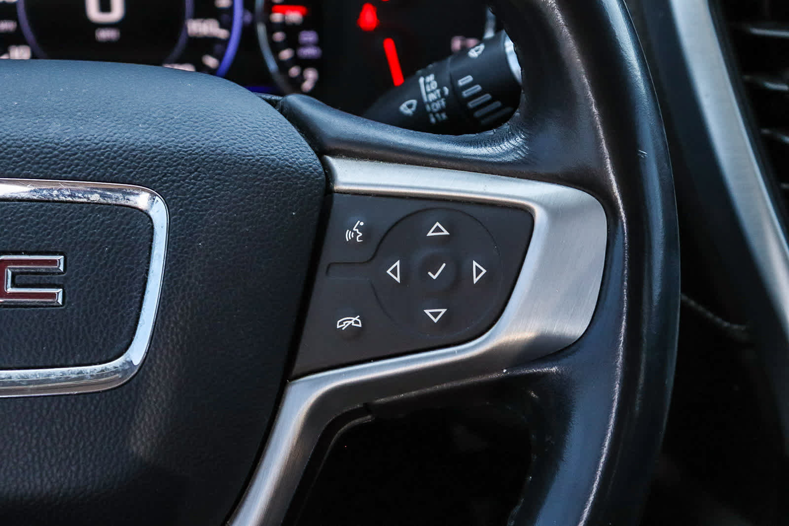 Used 2020 GMC Acadia SLT w/ Driver Alert Package II FWD image 18