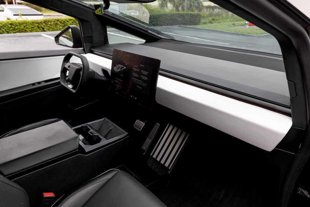 Used 2024 Tesla Cybertruck AWD Crew Cab image 32