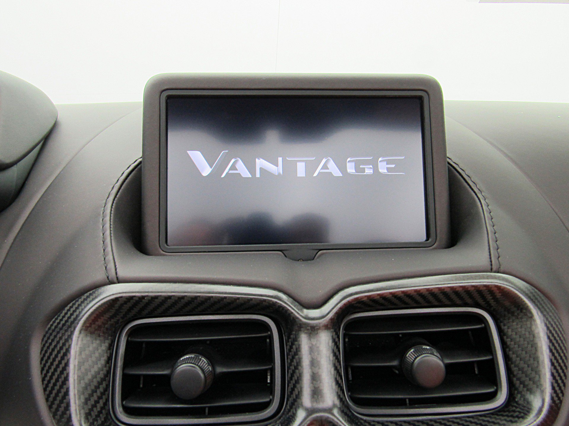 Used 2023 Aston Martin V8 Vantage Roadster RWD image 43