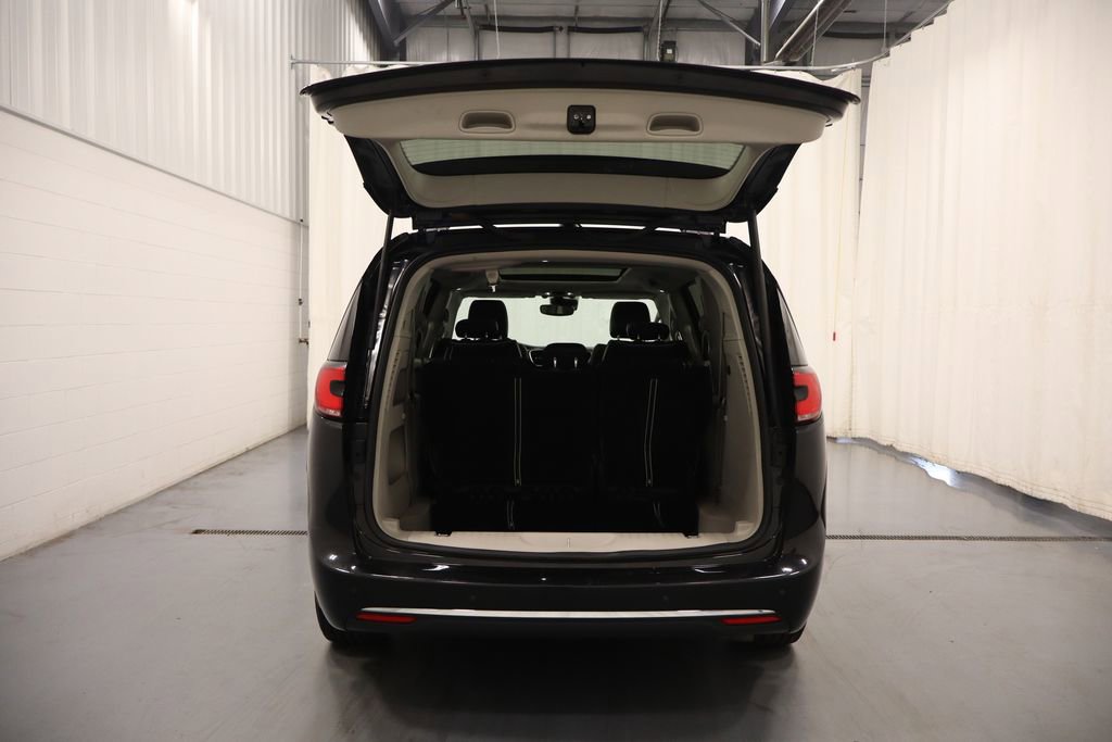 Used 2023 Chrysler Pacifica Limited image 18