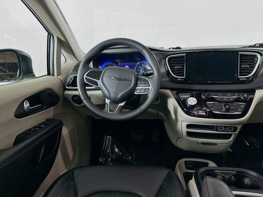 Certified 2024 Chrysler Pacifica Touring-L image 32