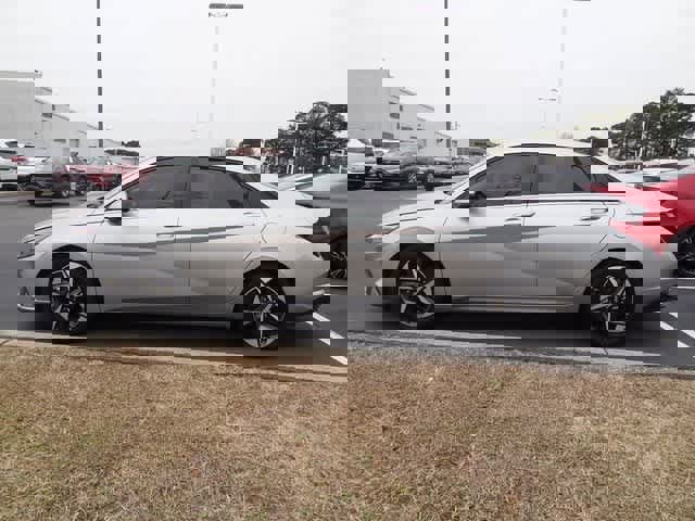 Used 2023 Hyundai Elantra Limited image 7