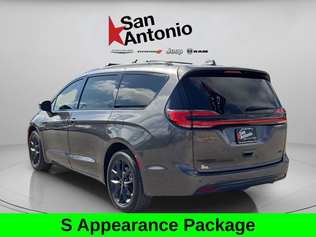 Used 2021 Chrysler Pacifica Touring w/ Uconnect Theater Family Group image 6