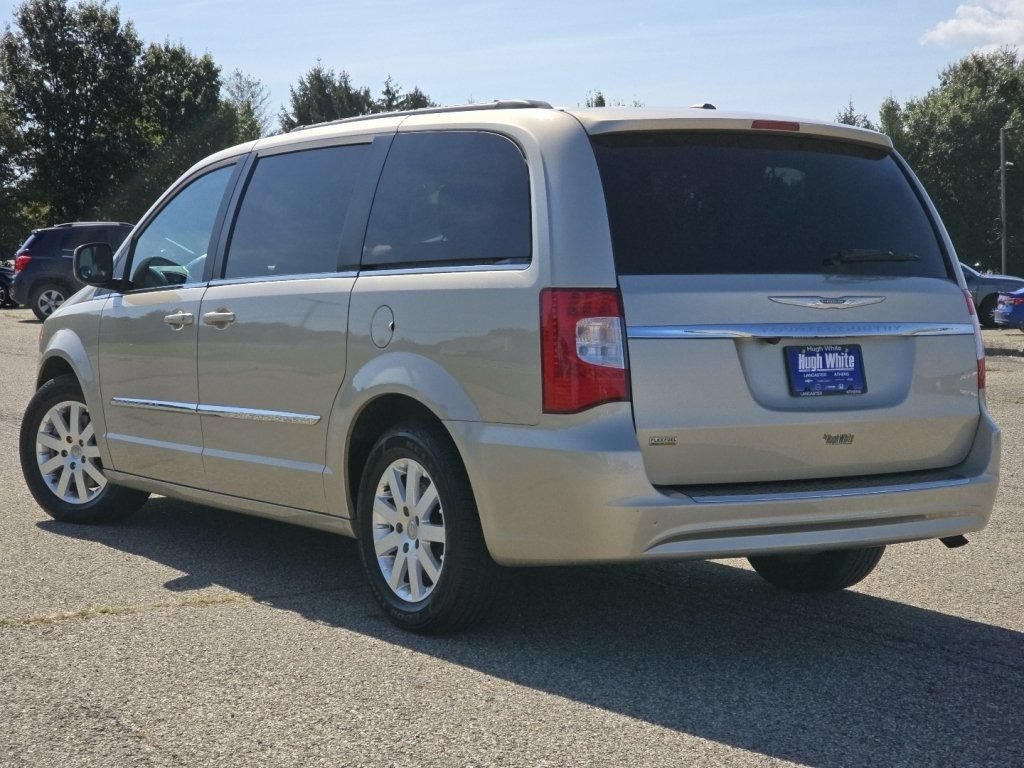 Used 2016 Chrysler Town & Country Touring FWD image 17