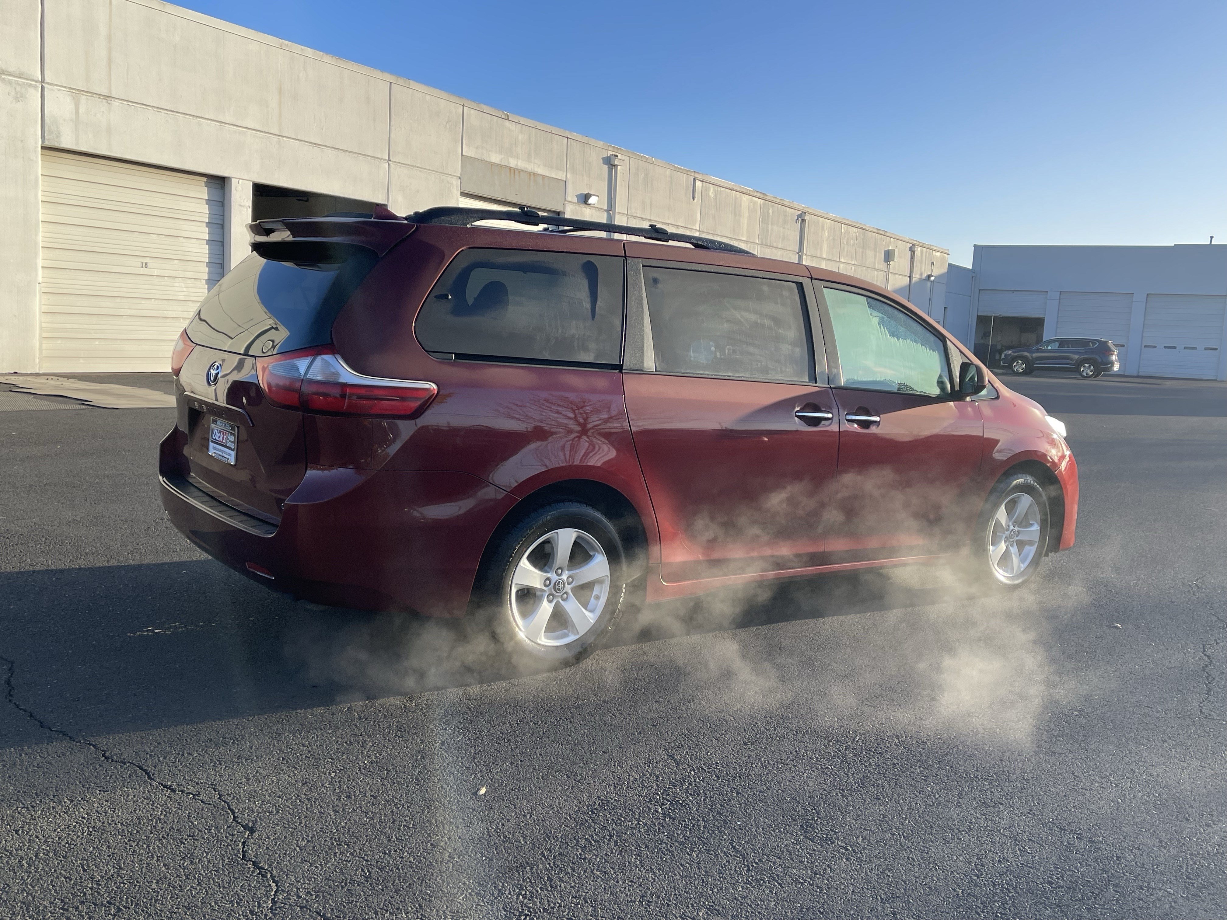 Used 2020 Toyota Sienna LE w/ LE Preferred Package FWD image 4