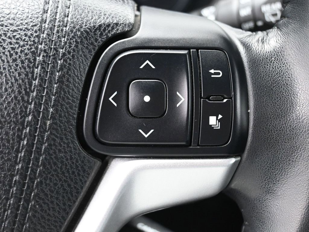 Used 2016 Toyota Highlander XLE image 11