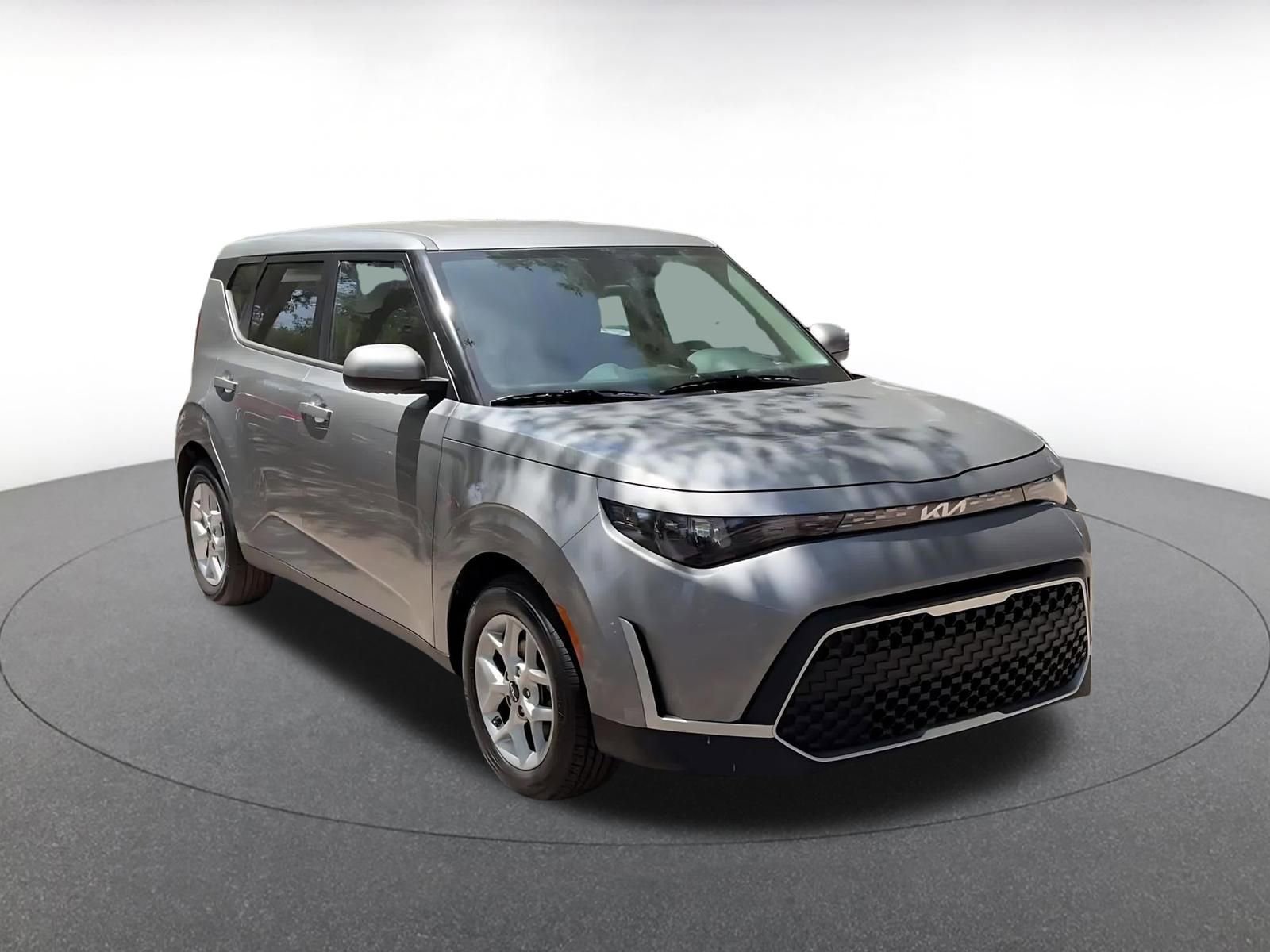 Used 2025 Kia Soul LX w/ LX Technology Package FWD image 3