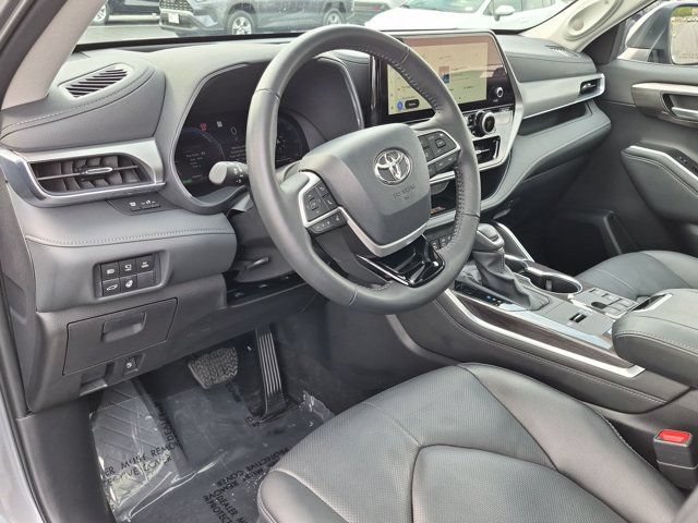 Certified 2026 Toyota Highlander Platinum AWD/4WD image 4