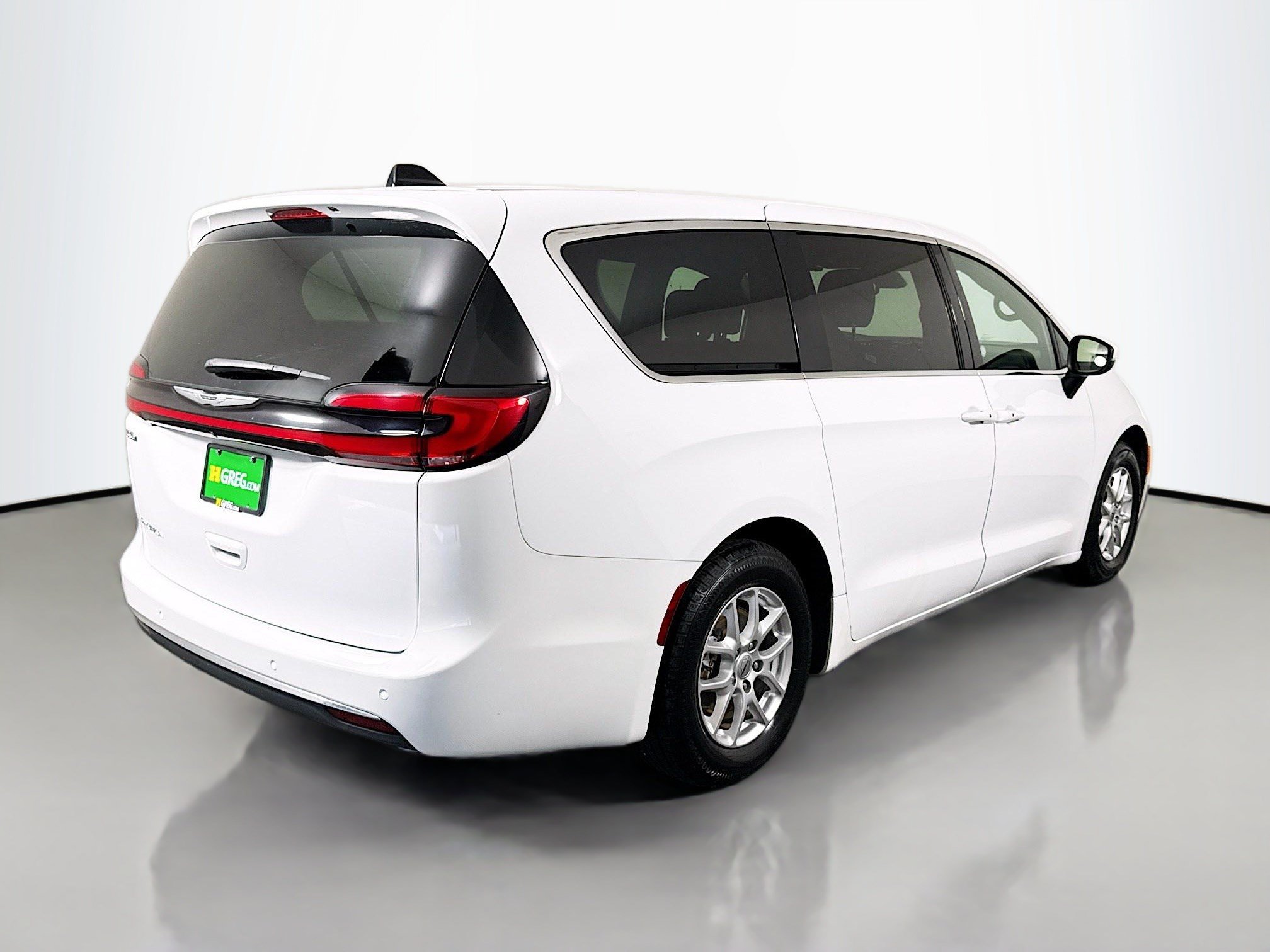 Used 2023 Chrysler Pacifica Touring FWD image 10