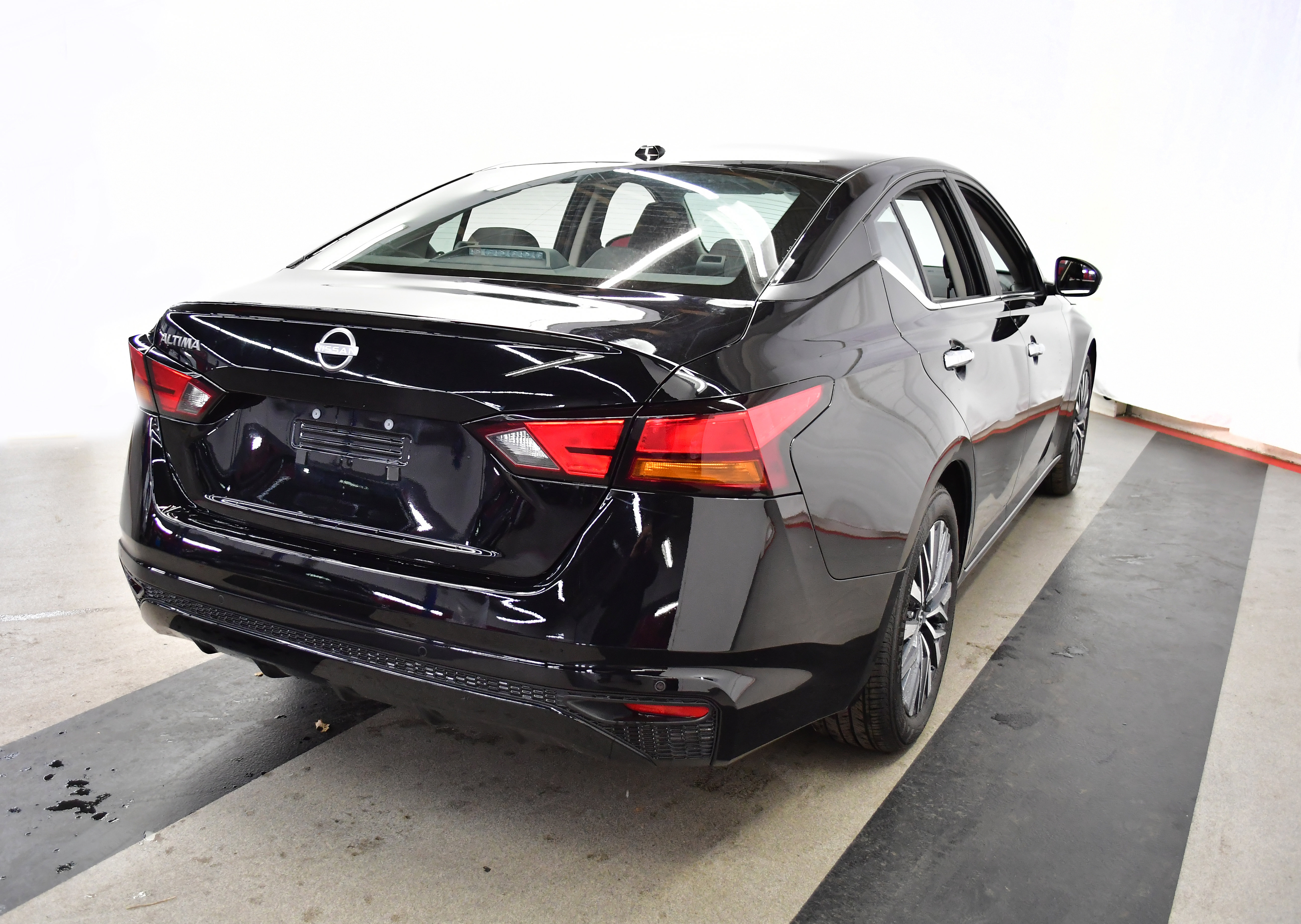 Used 2025 Nissan Altima 2.5 SV FWD image 4