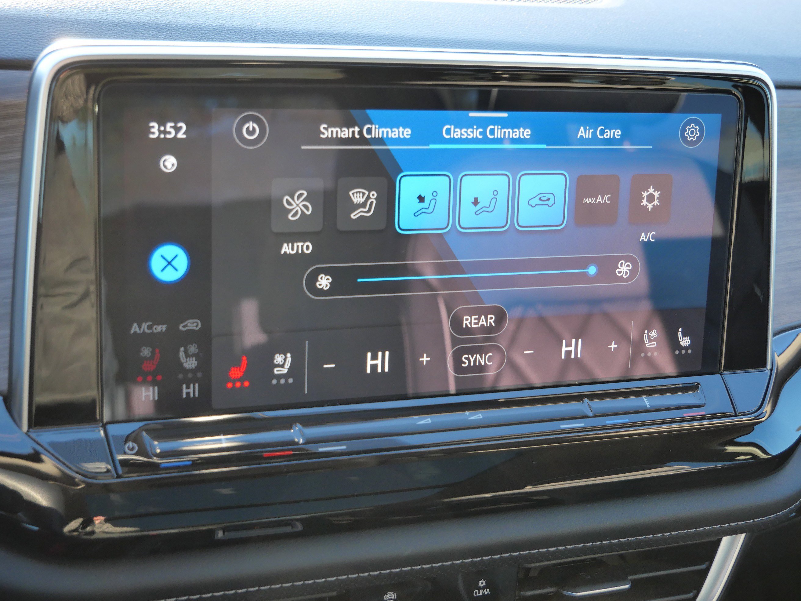 Certified 2025 Volkswagen Atlas SEL Premium R-Line image 24