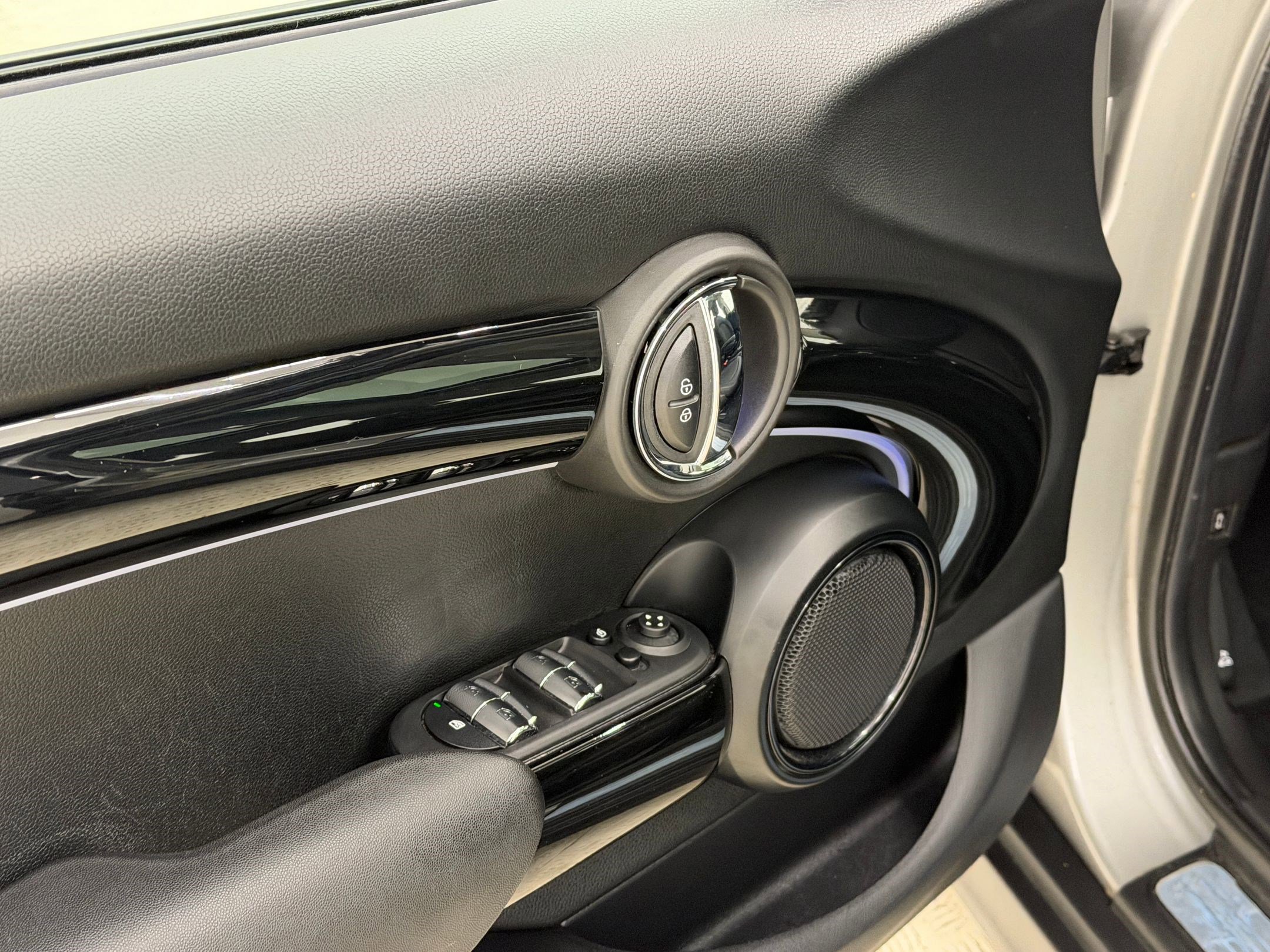 Used 2023 MINI Cooper 4-Door Hardtop image 13