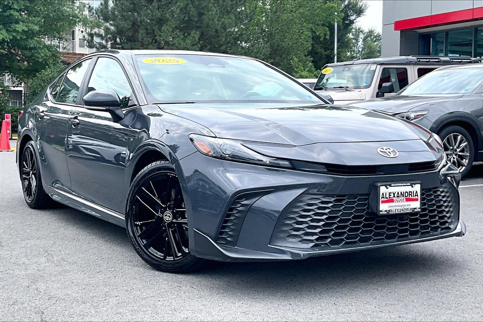 Used 2025 Toyota Camry SE FWD image 2