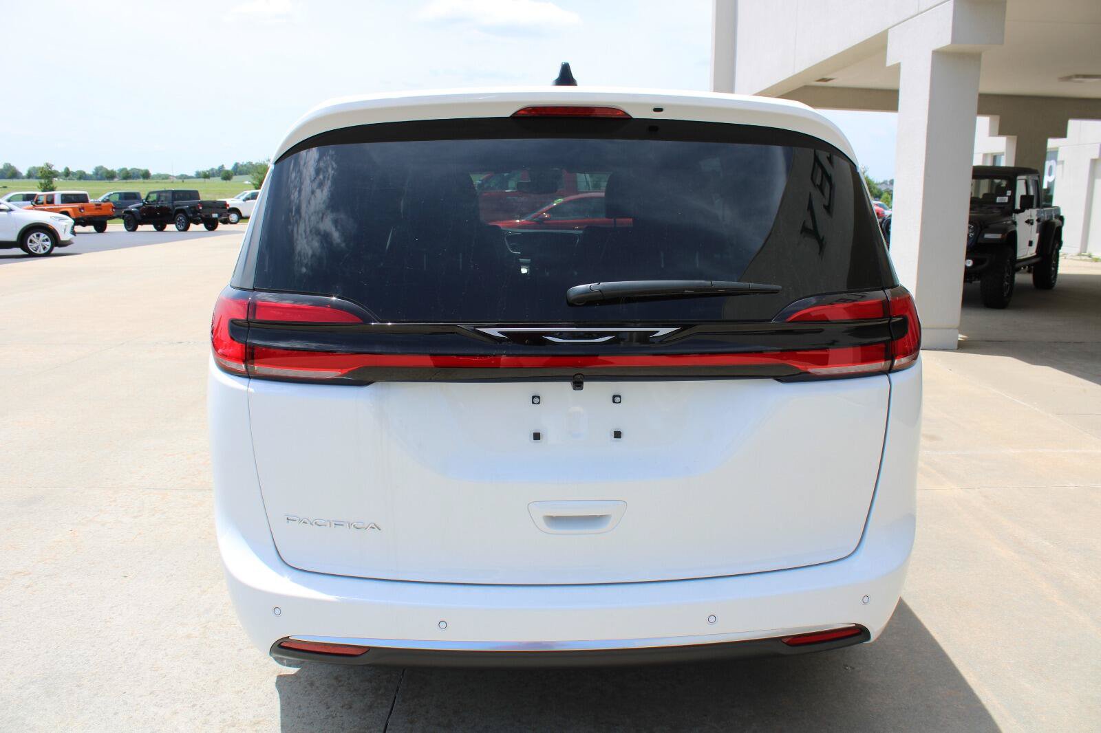 New 2027 Chrysler Pacifica Select FWD image 8