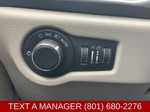 Used 2022 Chrysler Voyager LX FWD image 25