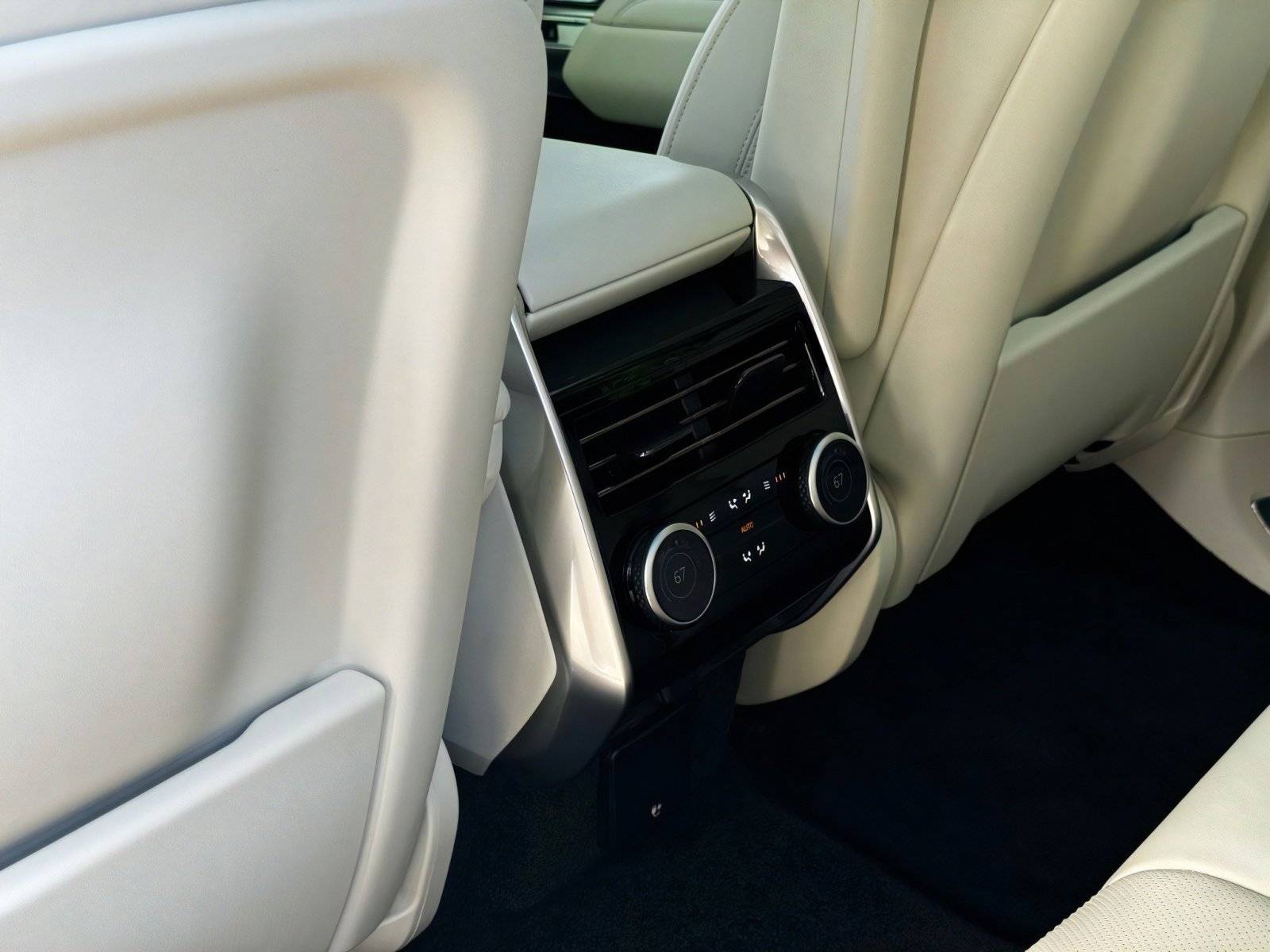 New 2025 Land Rover Range Rover SE image 14