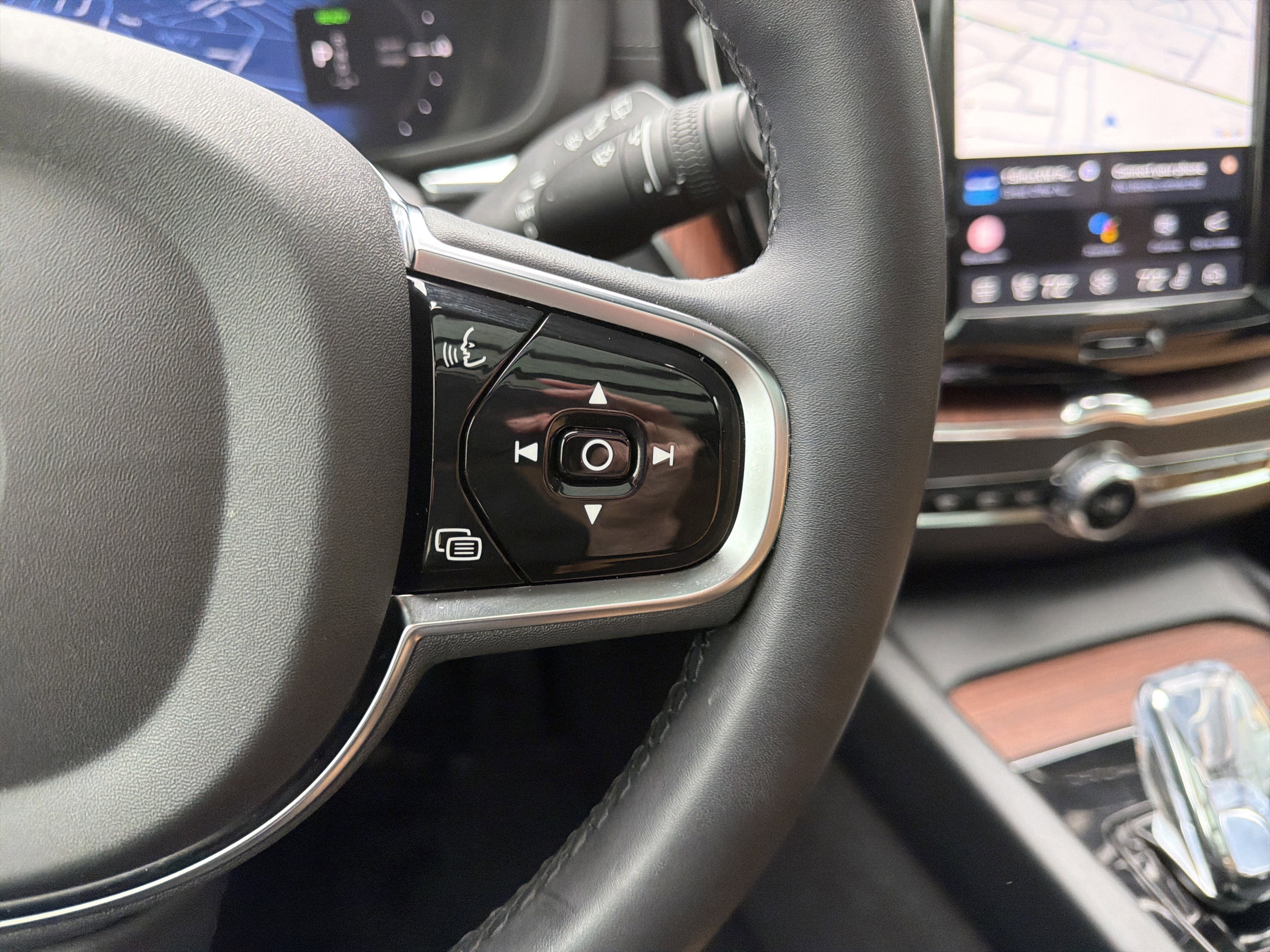 Certified 2024 Volvo XC60 T8 Ultimate w/ Climate Package image 20