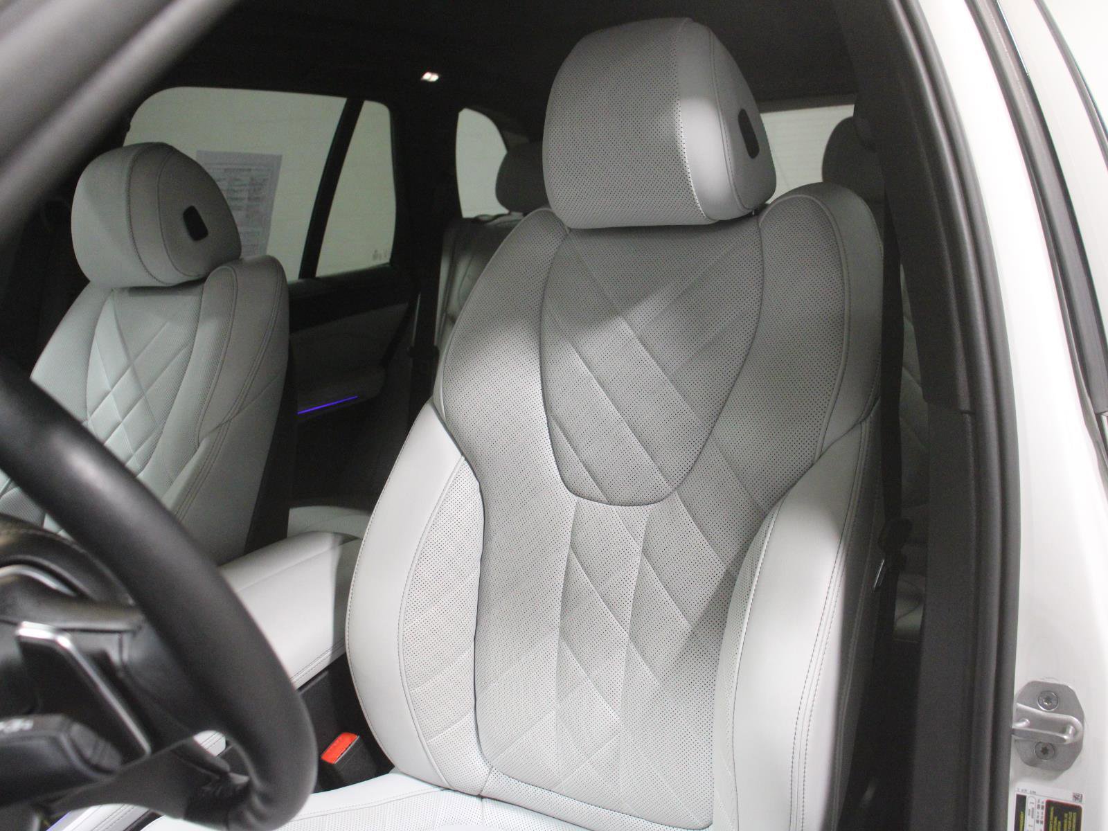 Certified 2024 BMW X5 xDrive40i w/ Premium Package AWD/4WD image 4