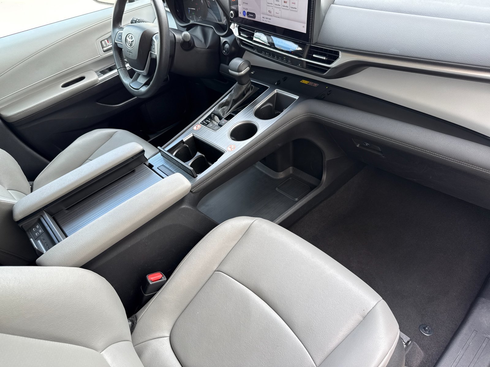 Certified 2025 Toyota Sienna XLE FWD image 16