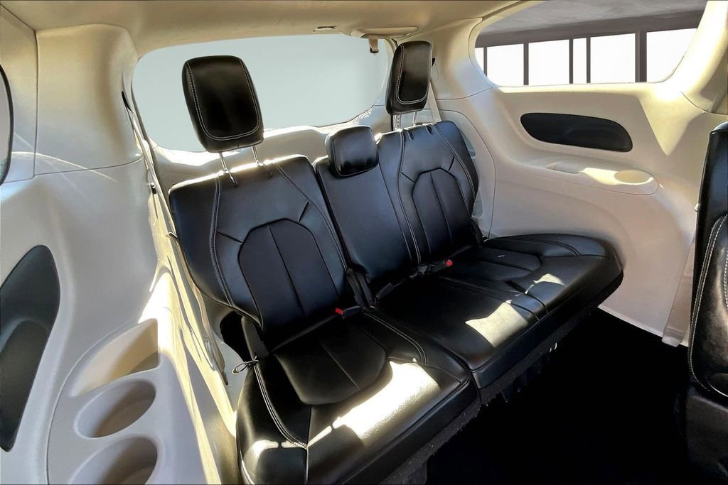 Used 2024 Chrysler Pacifica Touring-L image 26