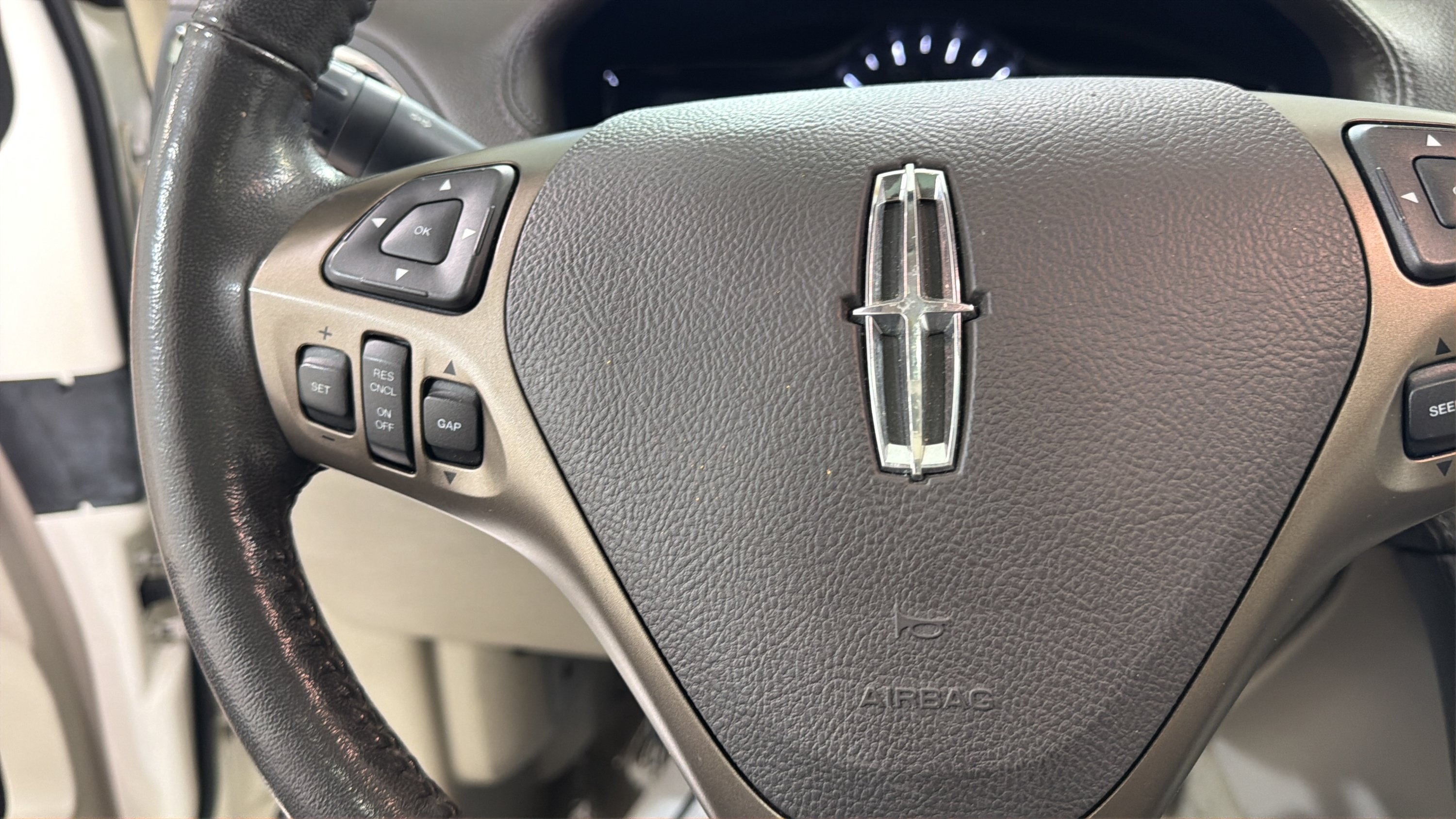 Used 2012 Lincoln MKX FWD image 13