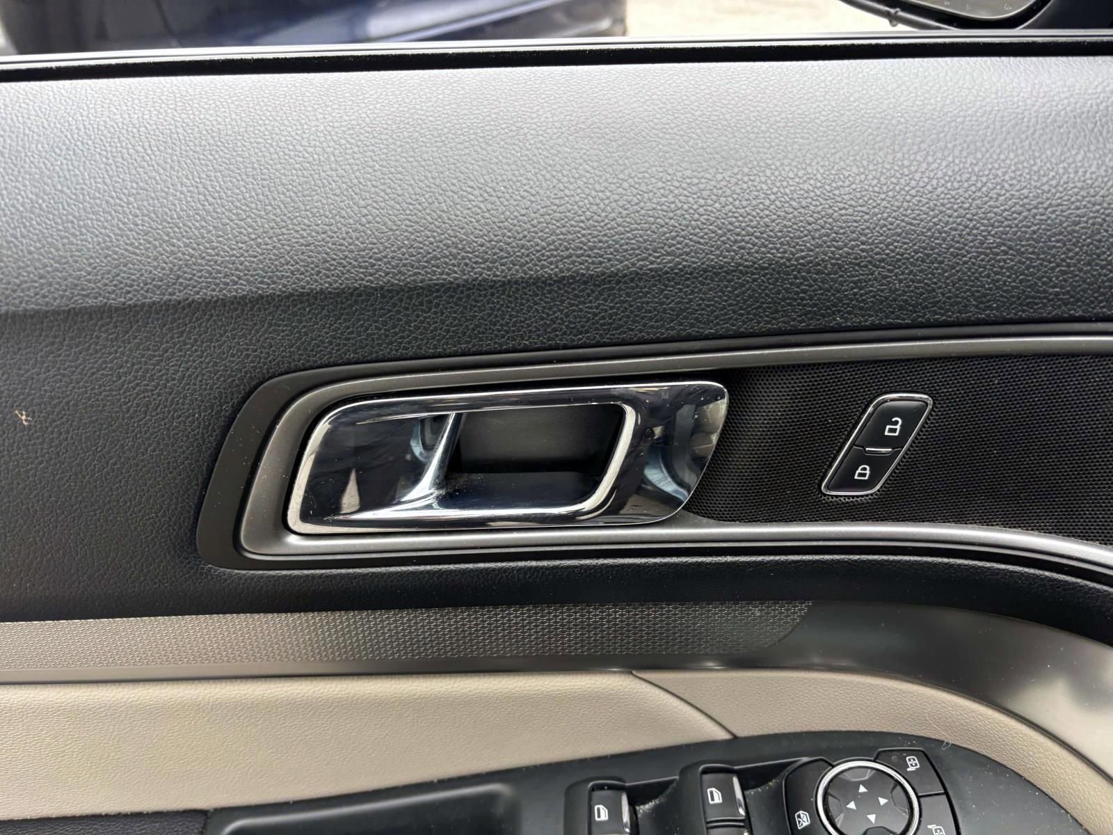 Used 2018 Ford Explorer XLT w/ Equipment Group 202A image 12