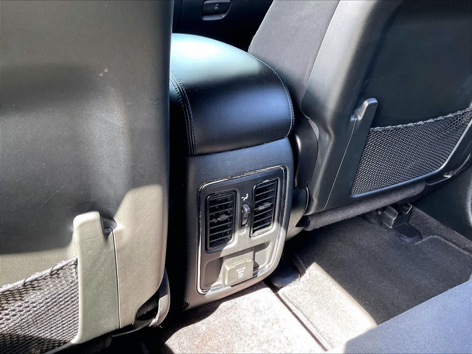 Used 2019 Jeep Grand Cherokee Laredo AWD/4WD image 38
